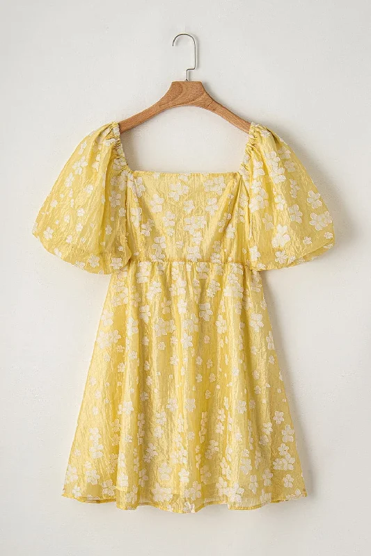 Chic mini dress with puff sleevesYour Discount is Waiting!